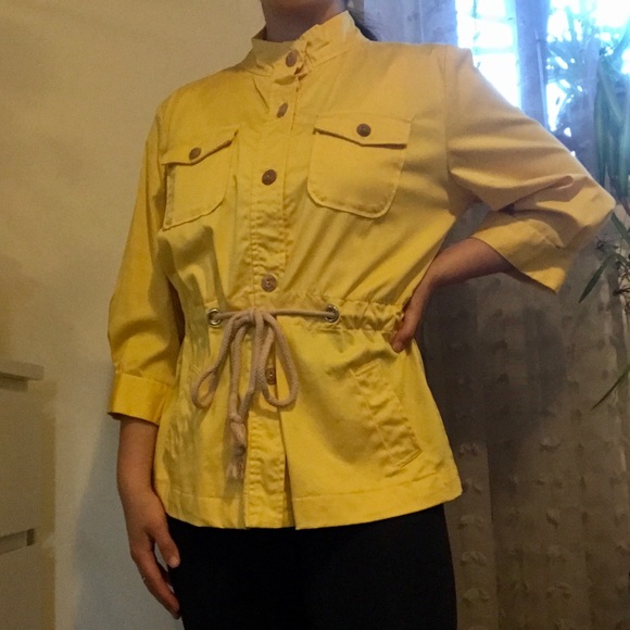 yellow jacket 💛 - Picture 2 of 7